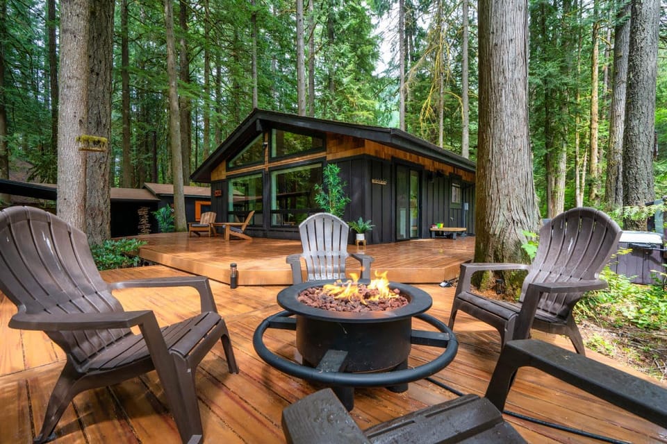 Forest Cabin Retreat - Dog Friendly - Hot Tub Cabin in Mount Hood Village