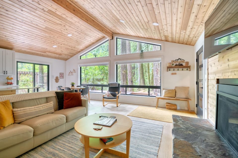 Forest Cabin Retreat - Dog Friendly - Hot Tub Cabin in Mount Hood Village