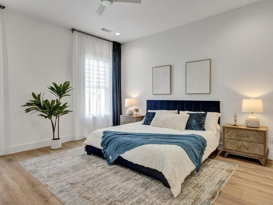 Photo of the whole room, Bedroom