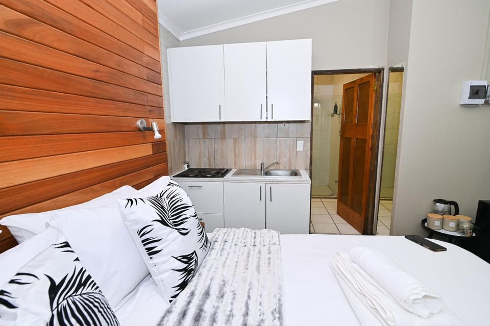Bed, Kitchen or kitchenette, Bedroom