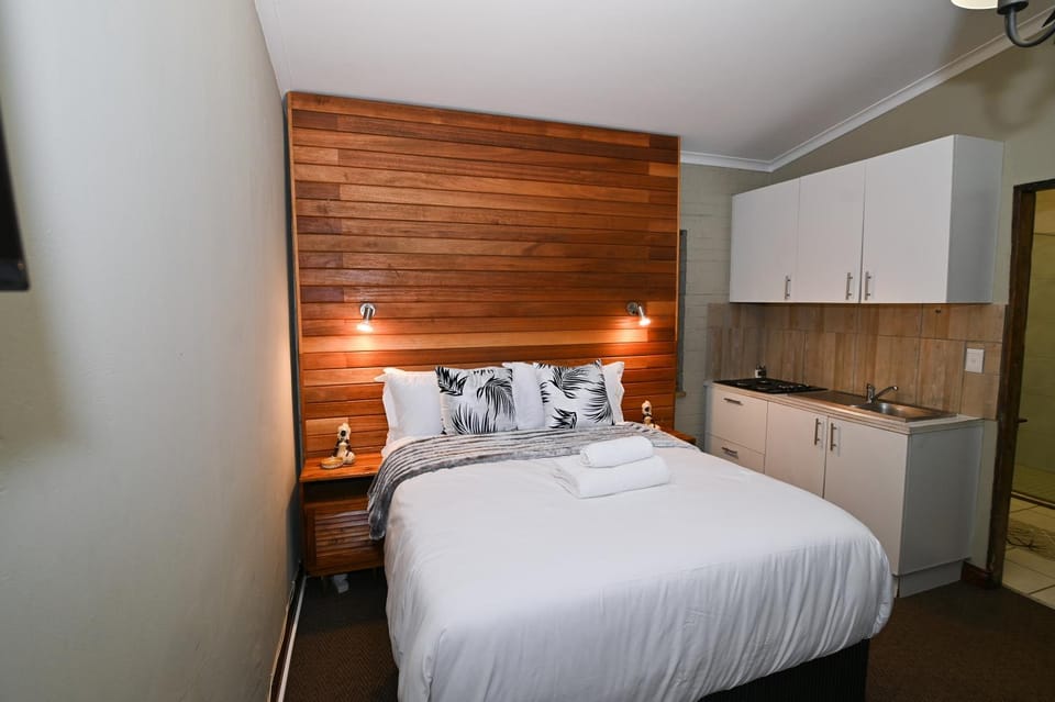 Bed, Kitchen or kitchenette, Bedroom