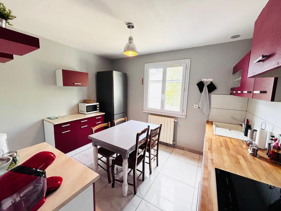 Coffee/tea facilities, Kitchen or kitchenette, Dining area, dishwasher, oven