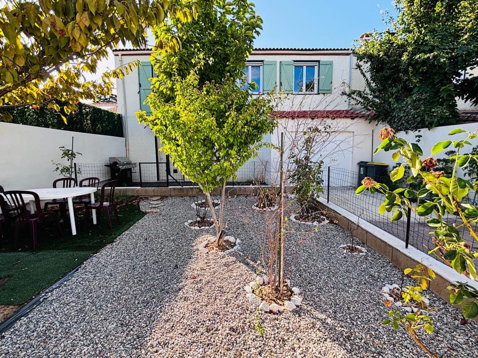 Property building, Day, Garden, Garden view