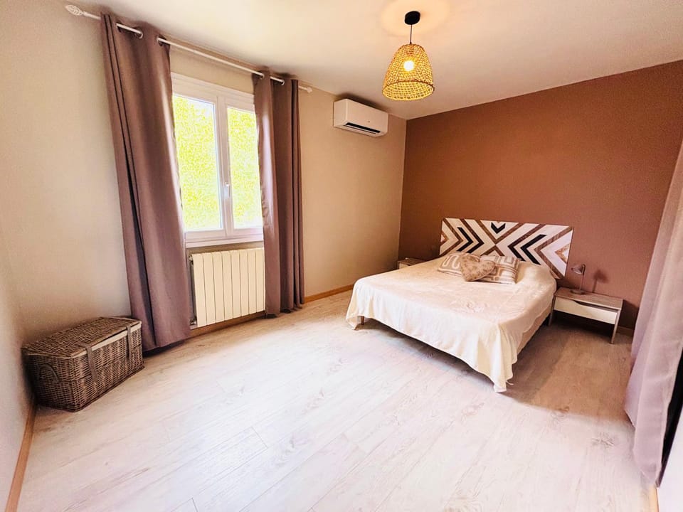Bed, Photo of the whole room, Bedroom, air conditioner