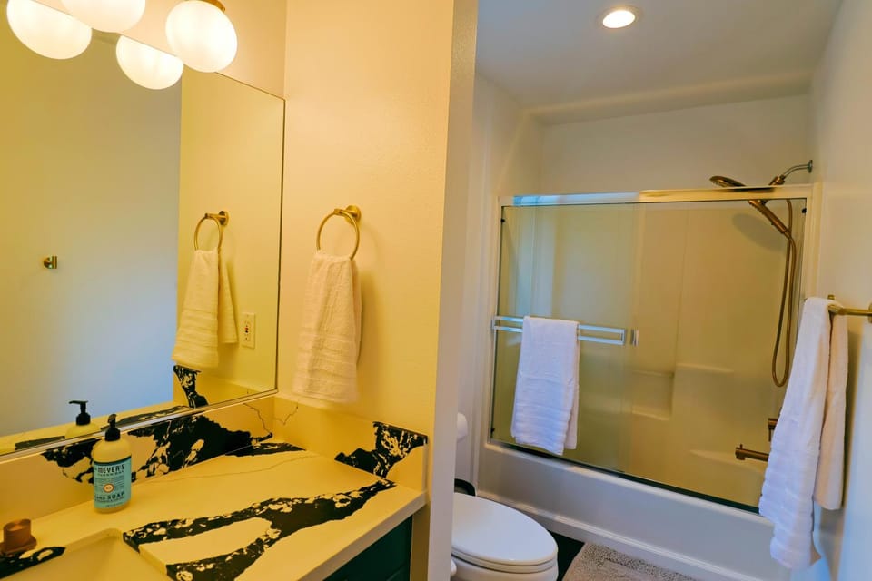 Pine Trails Lodge with Hot Tub, EV, Games & Views House in Sierra Nevada