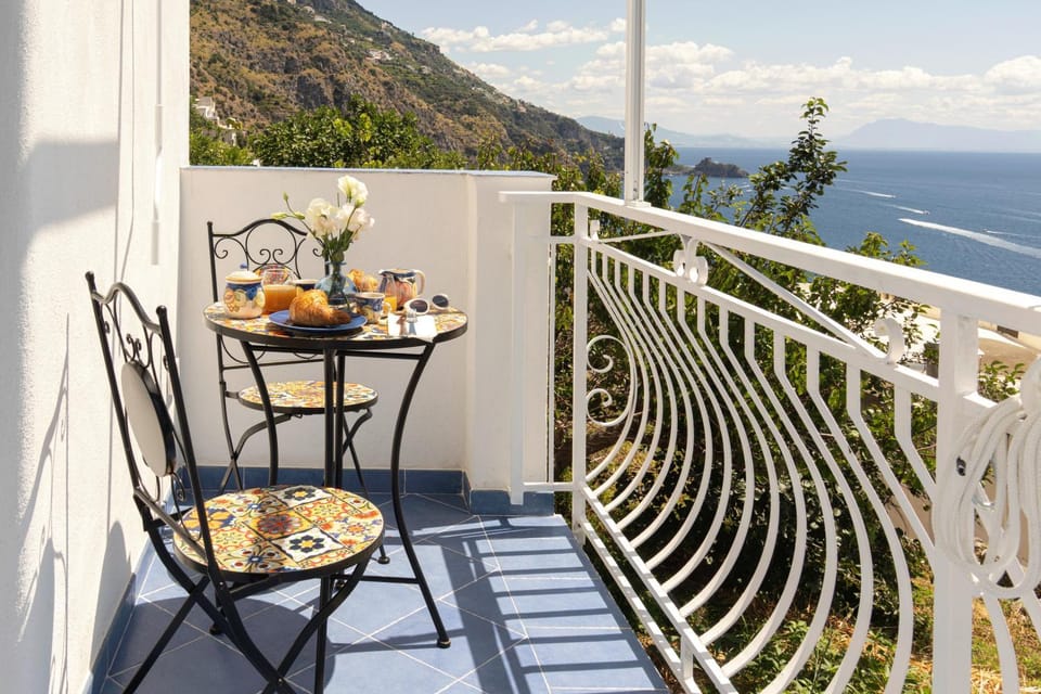 Natural landscape, View (from property/room), Balcony/Terrace, Dining area, Food, Mountain view, Sea view