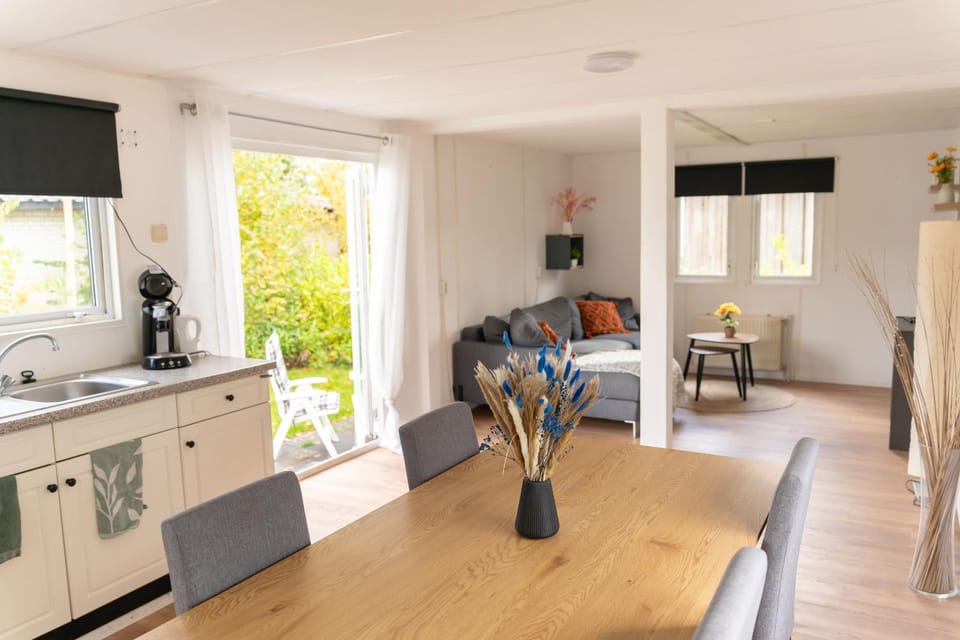 Kitchen or kitchenette, Seating area, Dining area