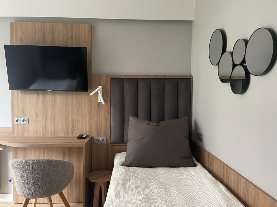 Bed, TV and multimedia, Photo of the whole room, Seating area, Bedroom