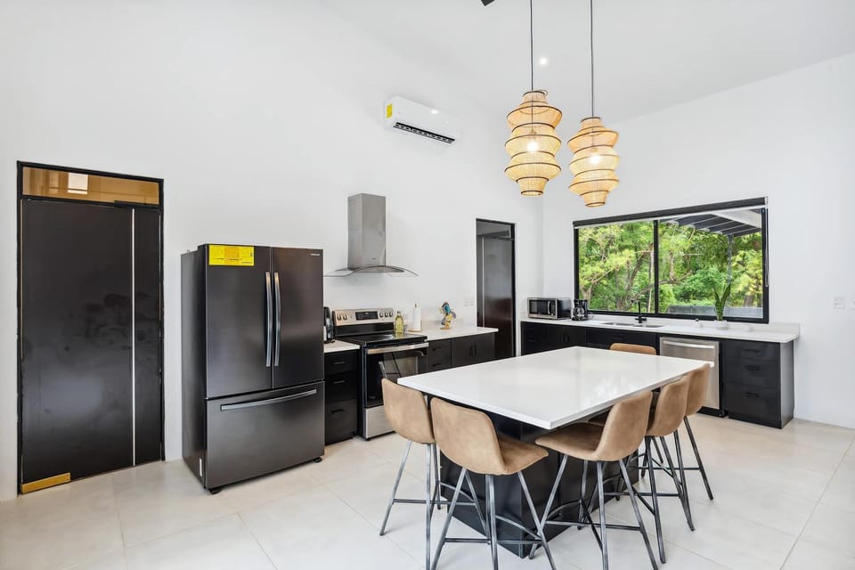 Kitchen or kitchenette, Dining area, oven