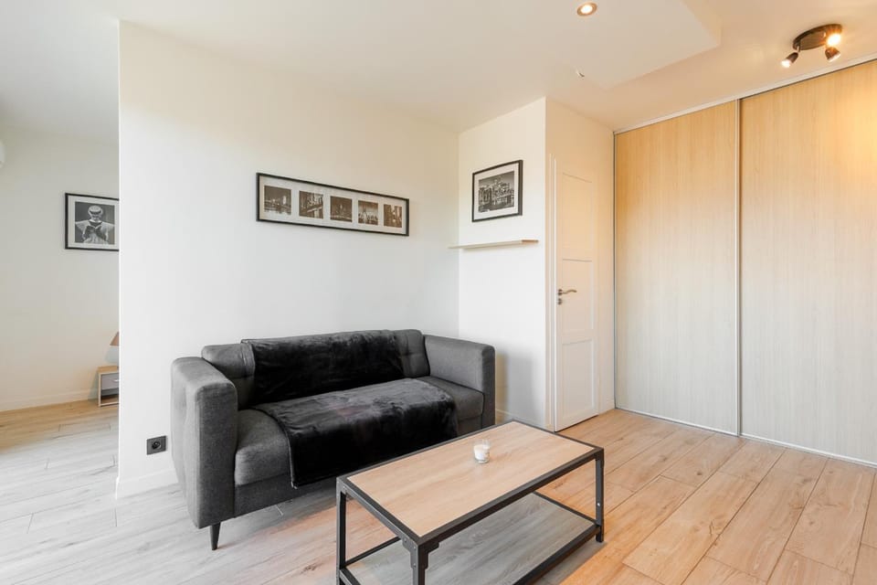 SWEETY- IDEAL COUPLE Moderne 2P, vue mer, parking, clim Apartment in Antibes