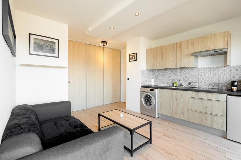 SWEETY- IDEAL COUPLE Moderne 2P, vue mer, parking, clim Apartment in Antibes