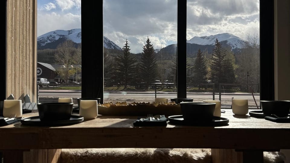 View (from property/room), Dining area, Mountain view
