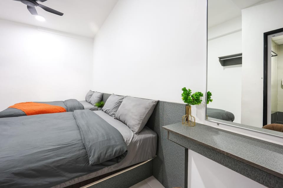 Bed, Living room, Photo of the whole room, Seating area, Bedroom