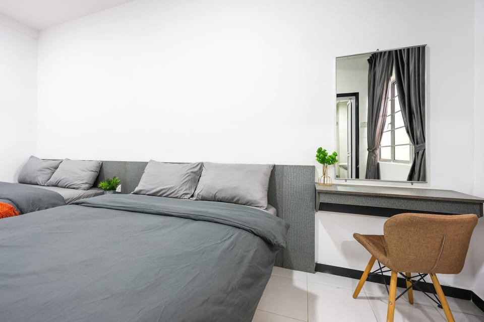 Bed, Photo of the whole room, Seating area, Bedroom