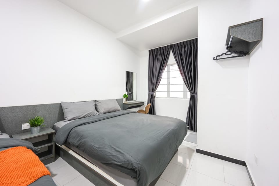 Bed, Photo of the whole room, Seating area, Bedroom, Family, Family