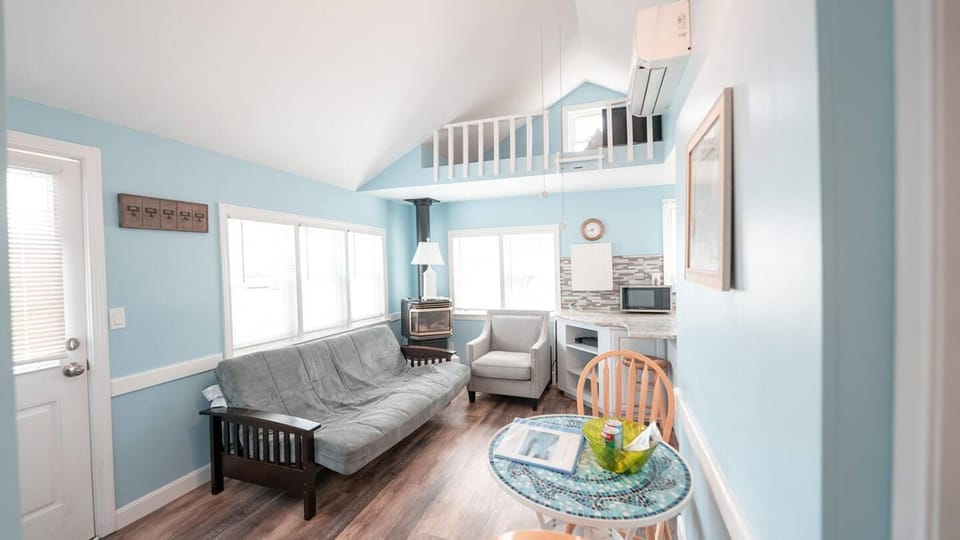 Cozy Cottage 100 yds to the Beach! 93 House in Dennis Port
