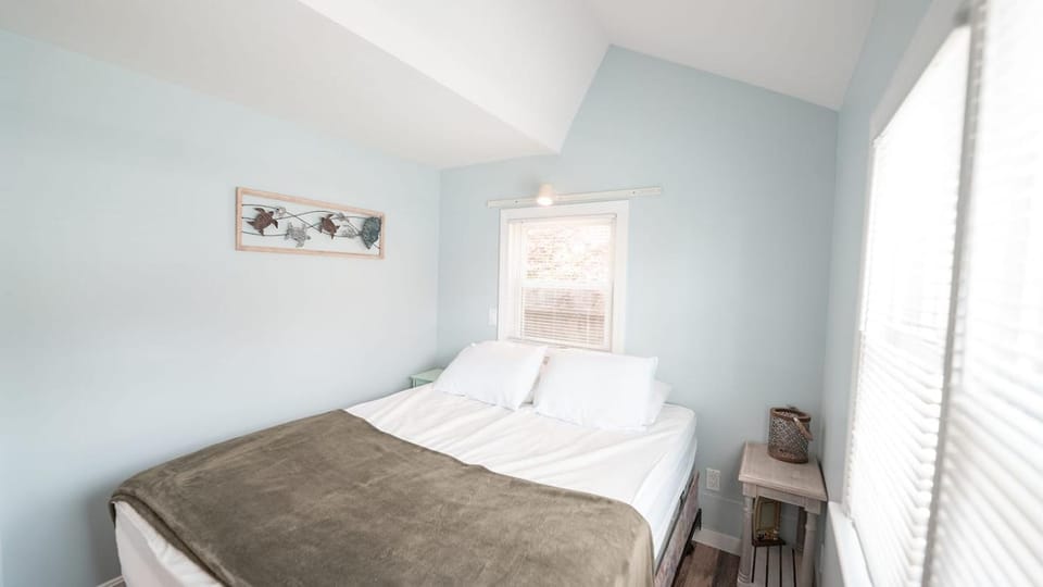 Cozy Cottage 100 yds to the Beach! 93 House in Dennis Port