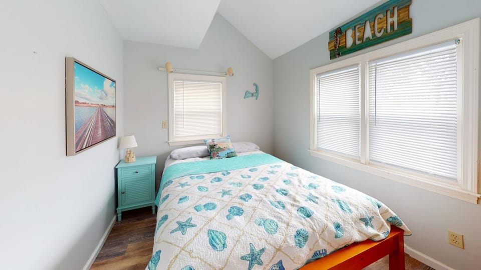 Steps to the Beach from this Cozy Cottage 95 House in Dennis Port