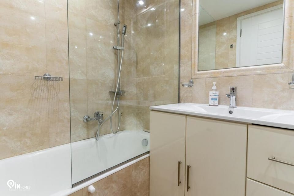Emeralds - Premium & Modern Stay in Egaleo-Athens Apartment in Piraeus Regional Unit, Greece