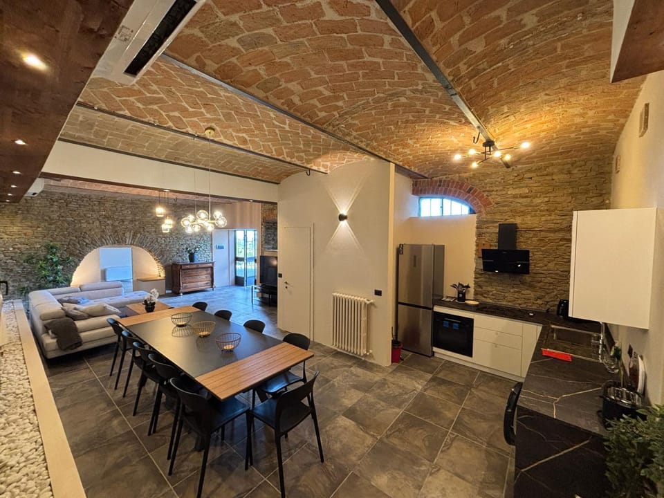 TV and multimedia, Kitchen or kitchenette, Living room, Seating area, Dining area, oven, stove