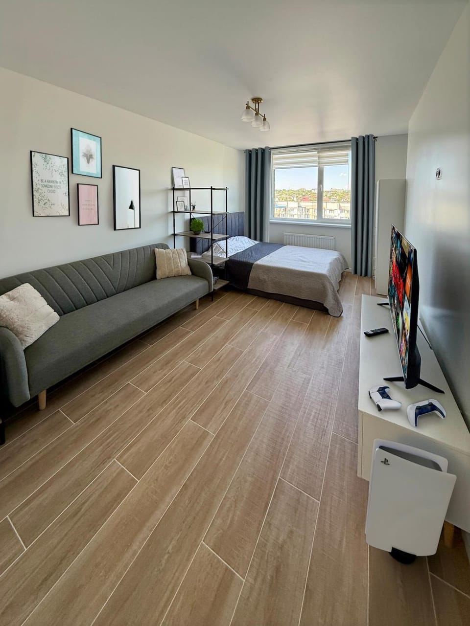 Bed, TV and multimedia, Living room, Photo of the whole room, Seating area, Bedroom