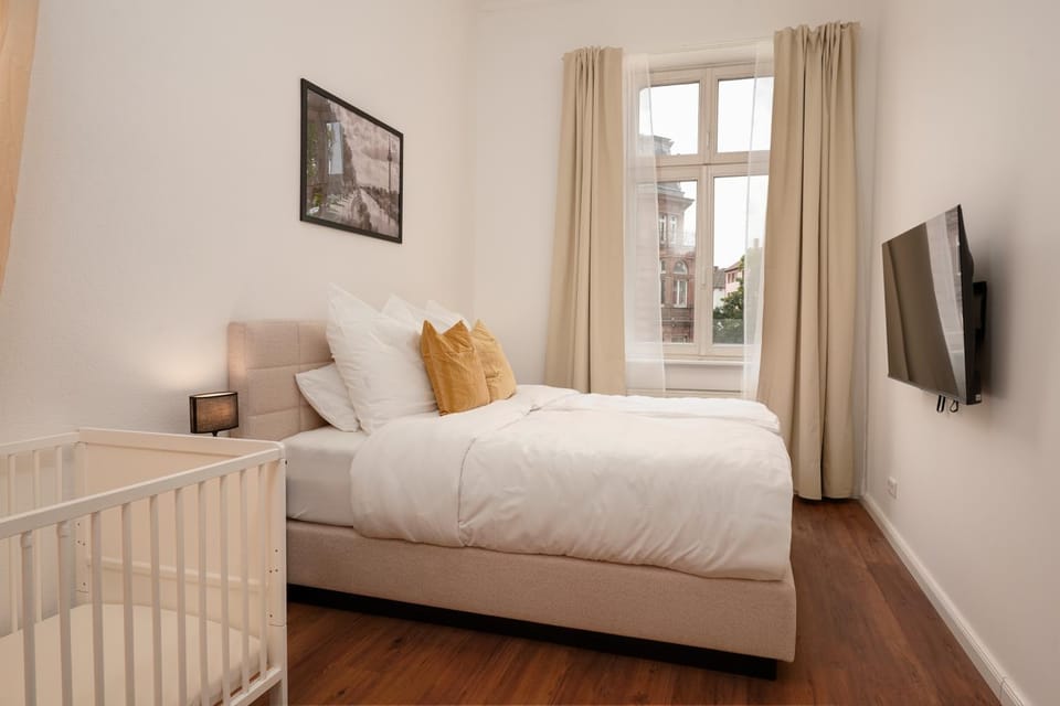 Bed, TV and multimedia, Photo of the whole room, Bedroom