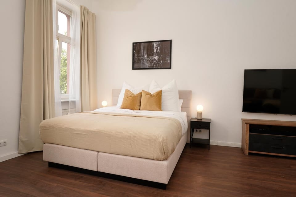 Bed, TV and multimedia, Photo of the whole room, Bedroom
