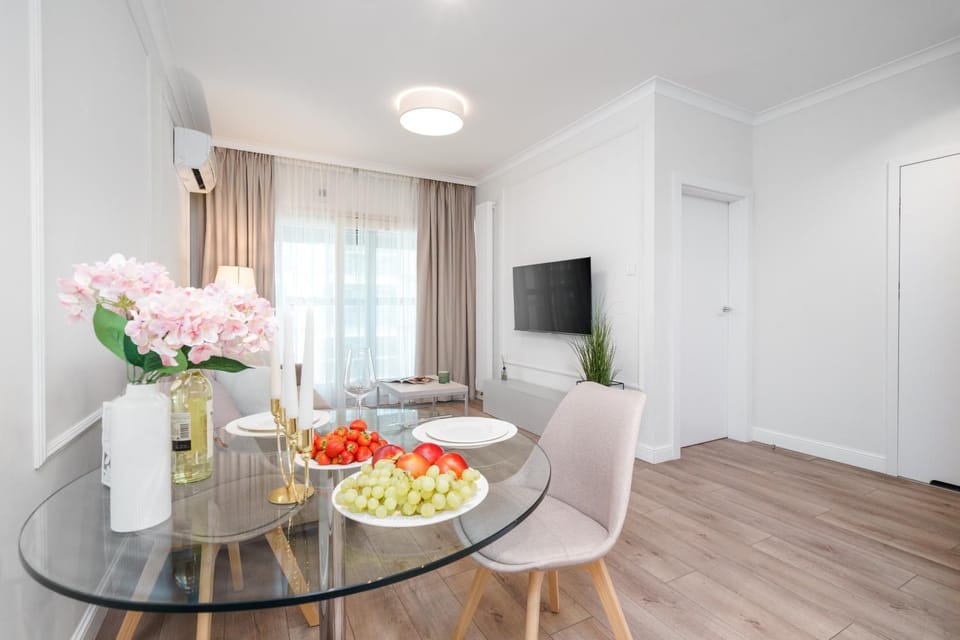 TV and multimedia, Food and drinks, Dining area, Food