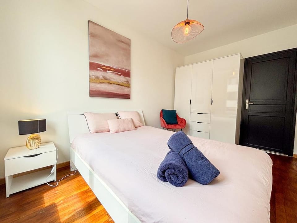 Bed, Photo of the whole room, Bedroom, towels, wardrobe