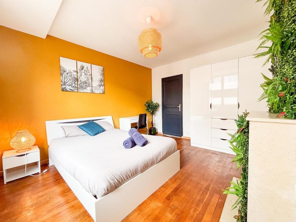 Bed, Photo of the whole room, Bedroom