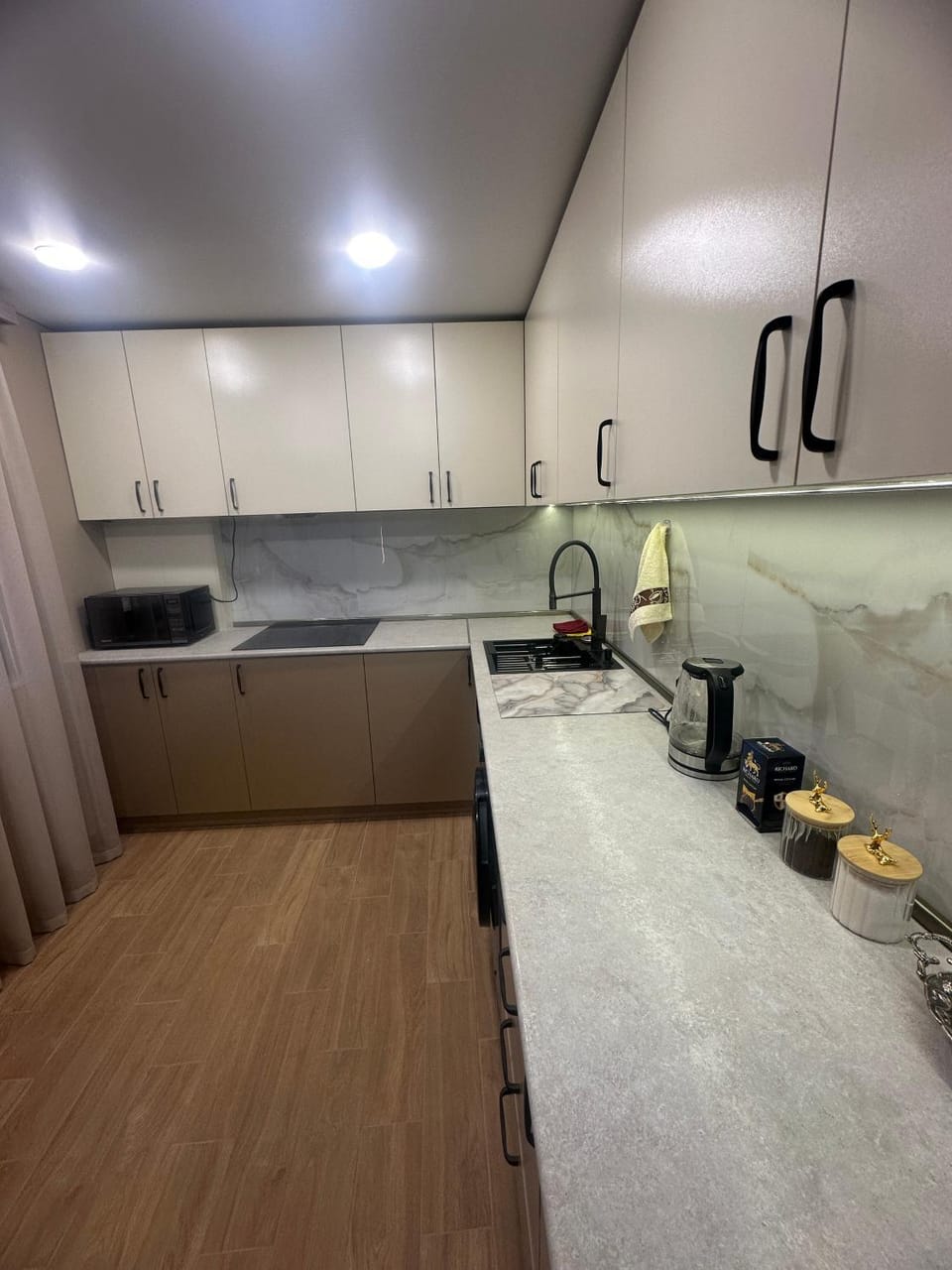 Coffee/tea facilities, Kitchen or kitchenette, stove