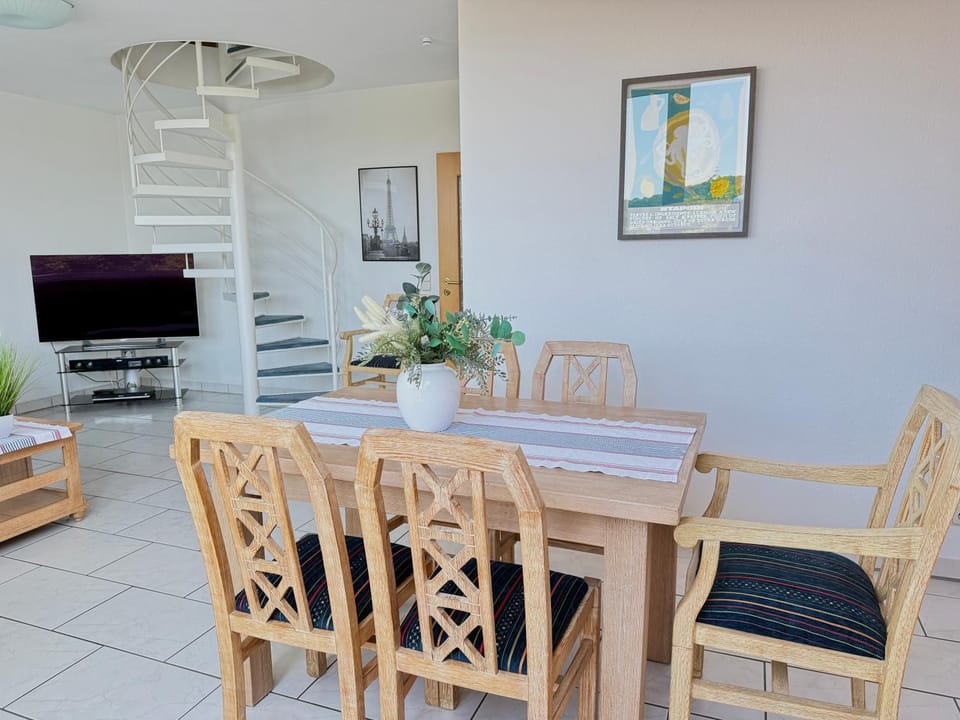 TV and multimedia, Living room, Dining area