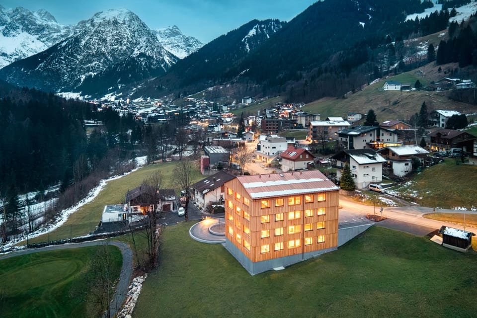 Property building, Day, Neighbourhood, Natural landscape, Bird's eye view, City view, Mountain view, Street view, Location, Parking