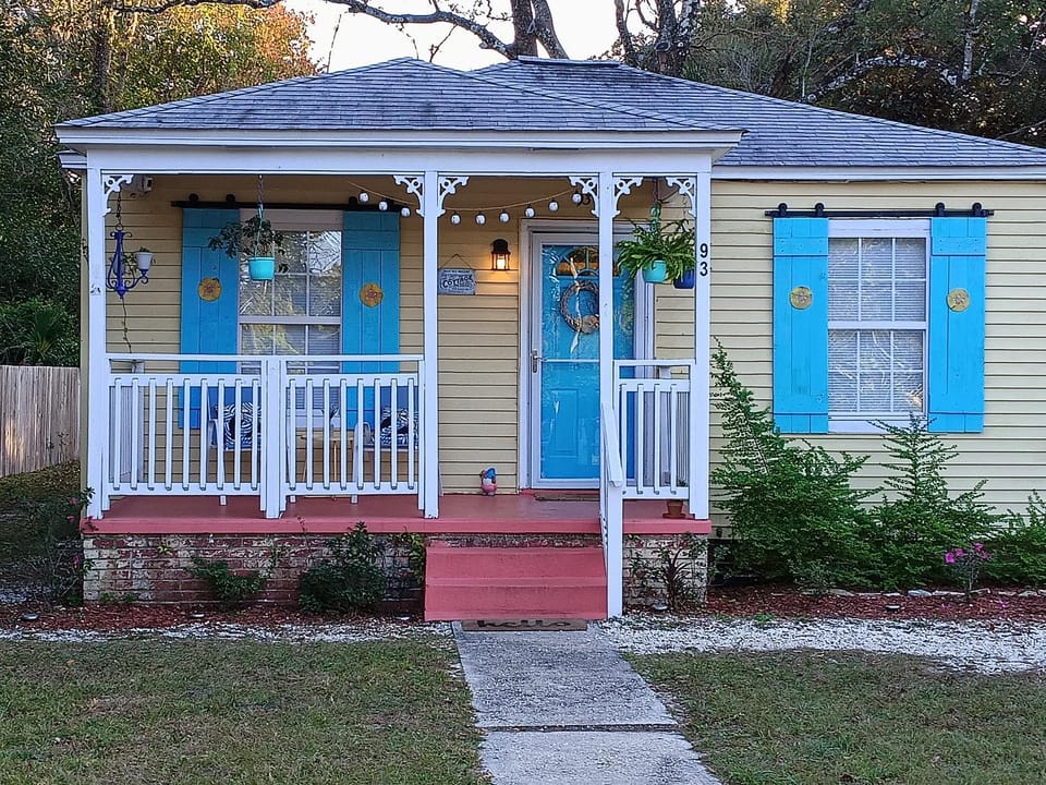 The Lemon Zest Cottage Paws Welcome House in Pensacola Beach