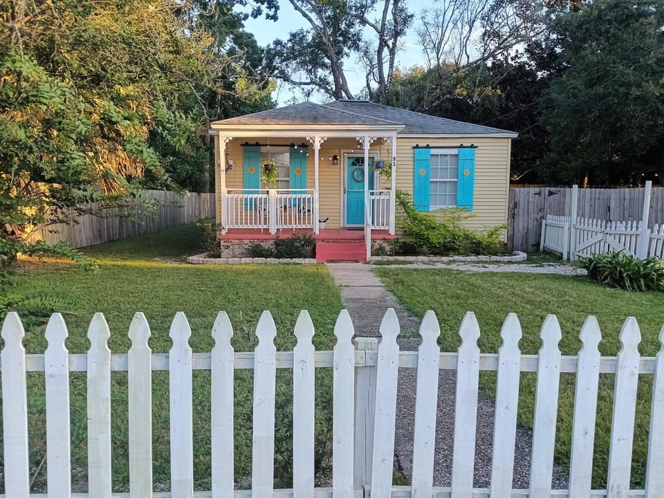 The Lemon Zest Cottage Paws Welcome House in Pensacola Beach