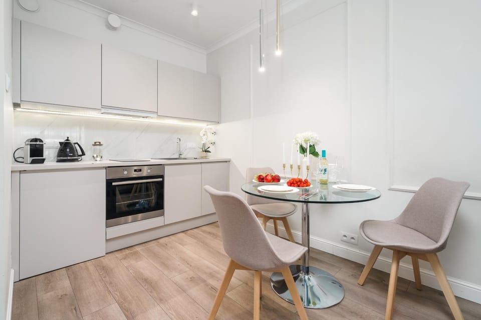 Coffee/tea facilities, Kitchen or kitchenette, Living room, Food and drinks, Seating area, Dining area, Food, minibar, oven, pet friendly, stove, toaster