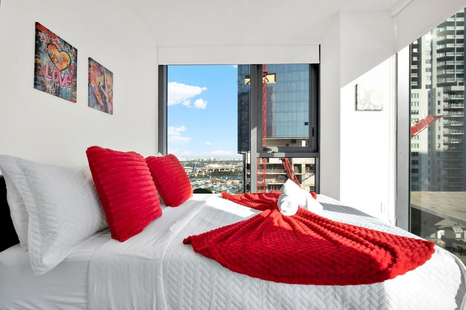 Ocean Front Condo Near Cruise Port, Bayfront Park, plus Free Parking Apartment in Miami