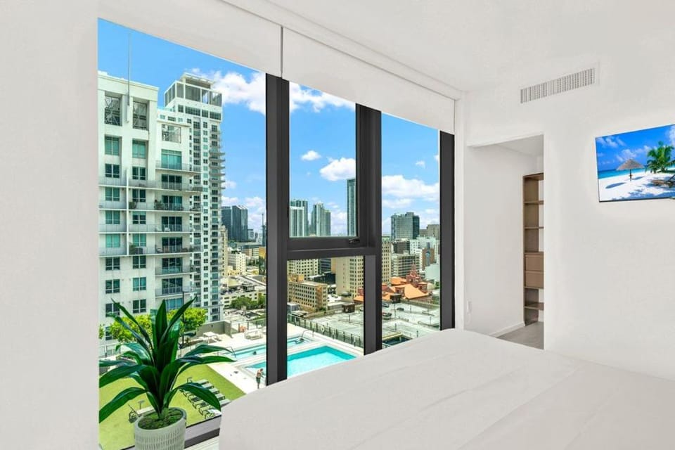 Ocean Front Condo Near Cruise Port, Bayfront Park, plus Free Parking Apartment in Miami