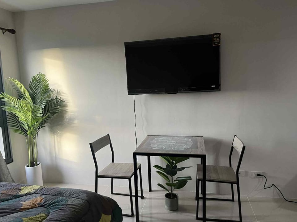 TV and multimedia, Seating area, Dining area