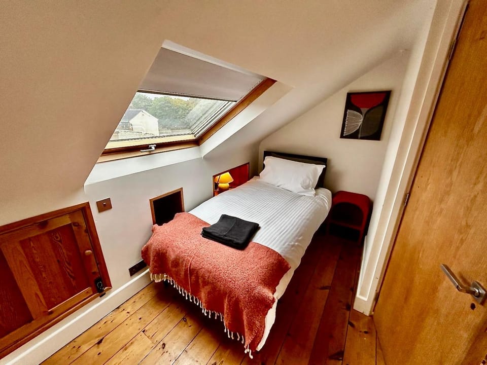 Bed, Bedroom, towels