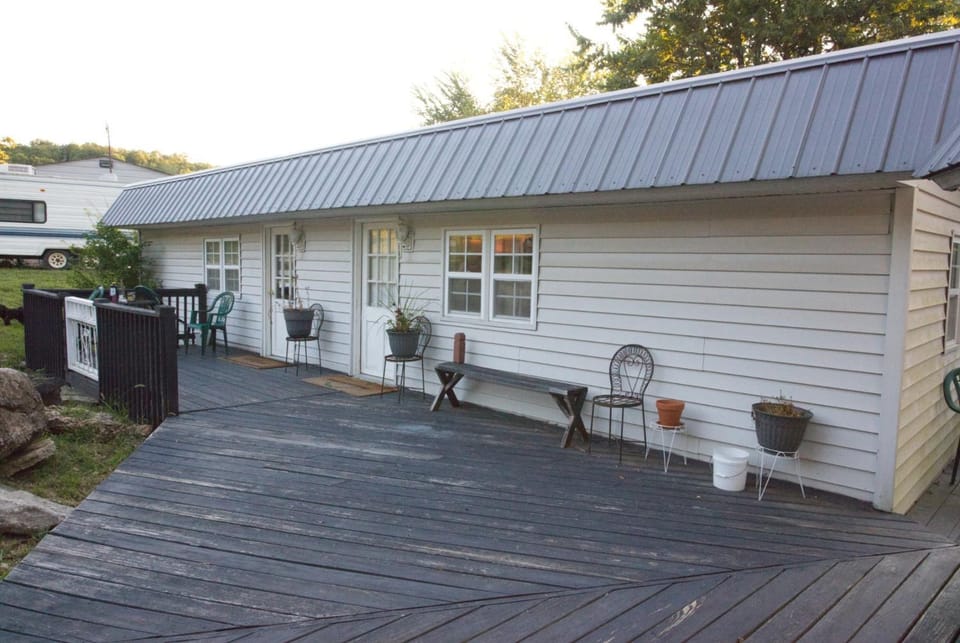 Charming Country 1Bd 1Ba Cabin near Eureka Springs, Beaver Lake and White River Cabin in Carroll County