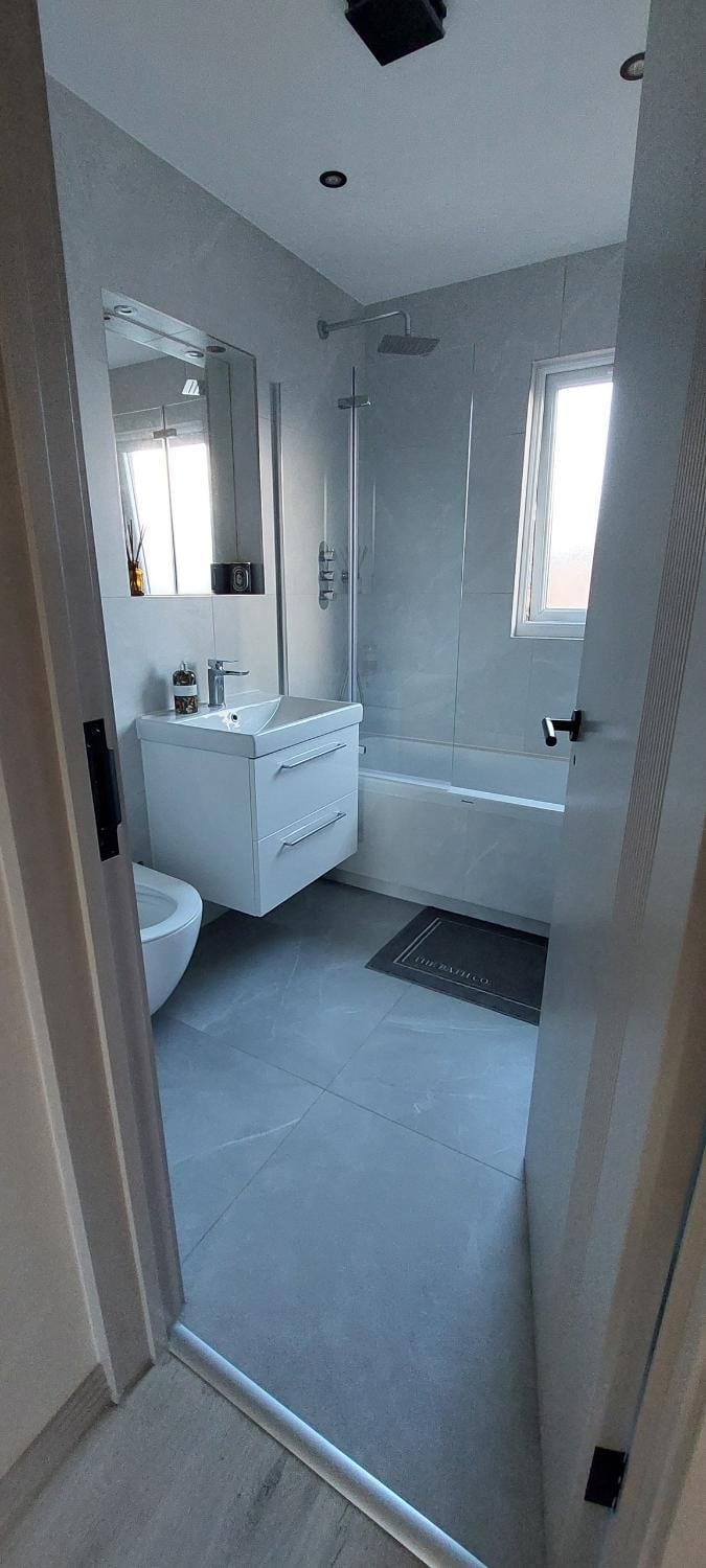 10 mins to Heathrow & 35 mins to LON Waterloo Apartment in Staines-upon-Thames