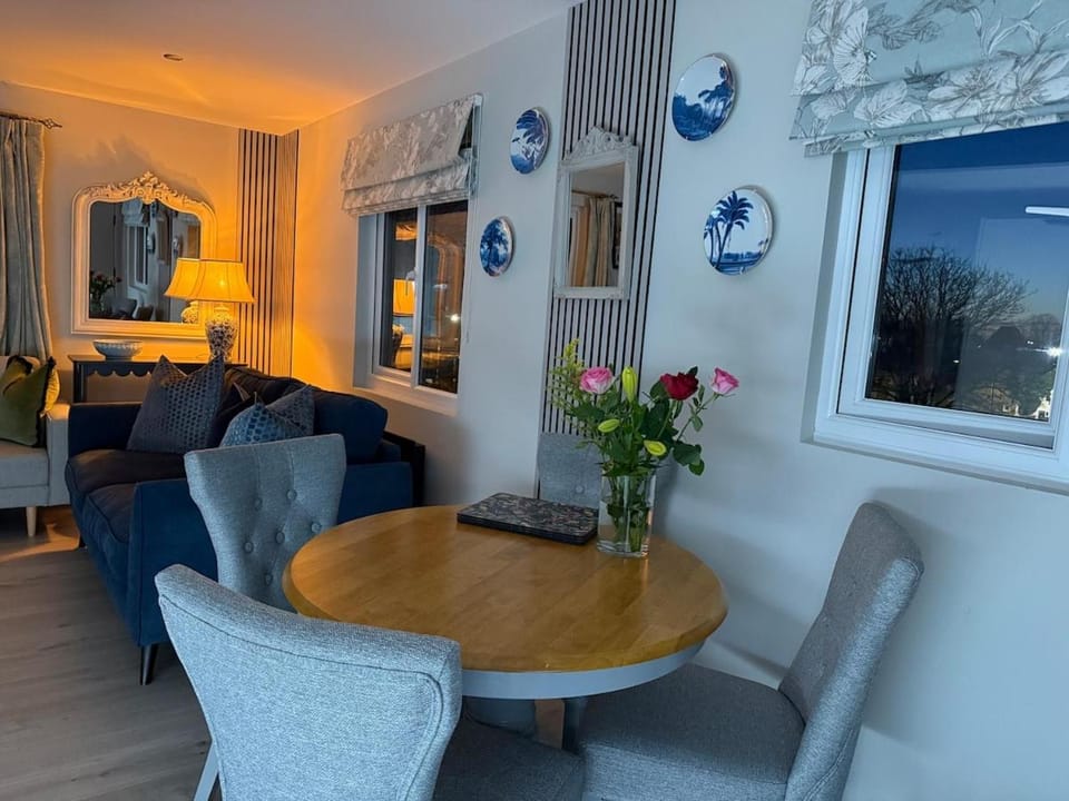 10 mins to Heathrow & 35 mins to LON Waterloo Apartment in Staines-upon-Thames