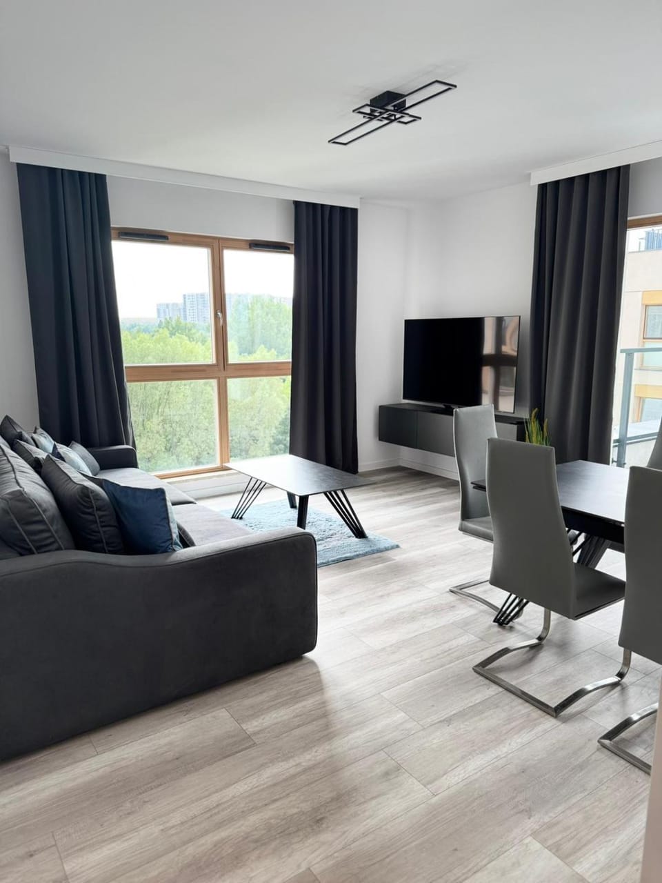 TV and multimedia, Living room, Seating area, Evening entertainment