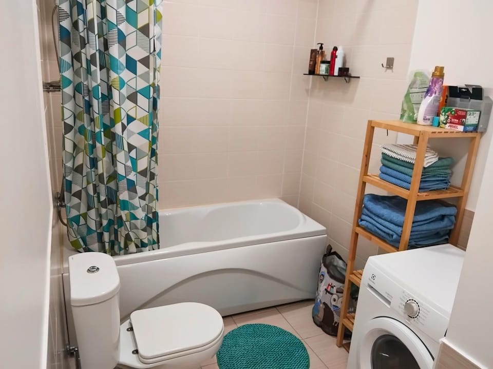 Toilet, Bathroom, Bath, towels, washing machine, dryer