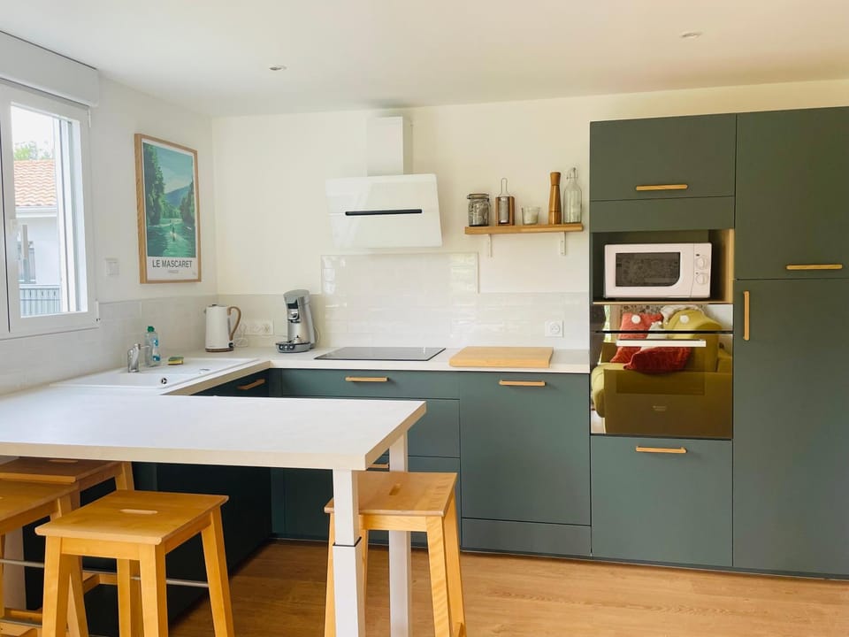 Coffee/tea facilities, Kitchen or kitchenette, Dining area, oven, stove, toaster