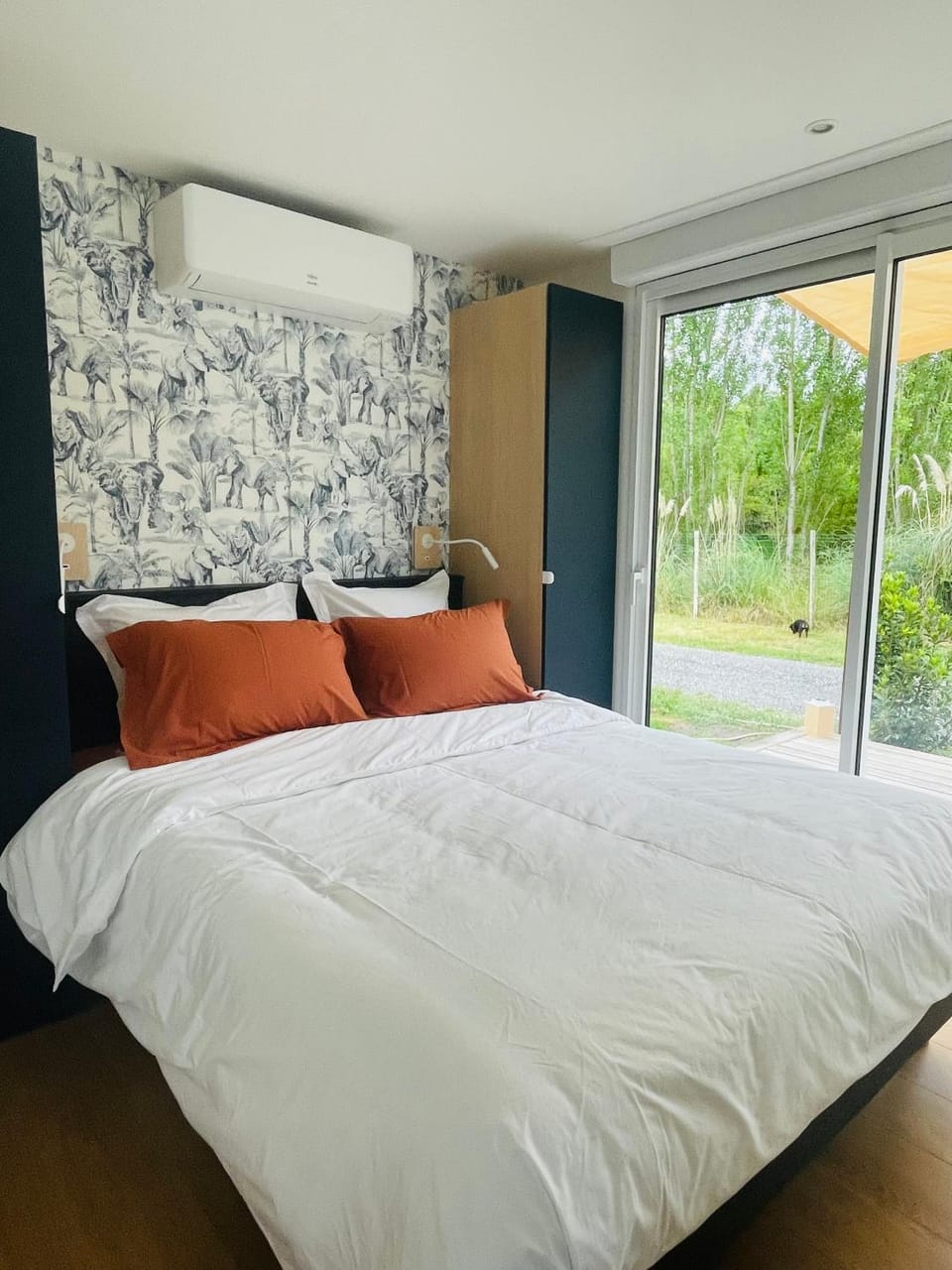 Bed, Photo of the whole room, Bedroom