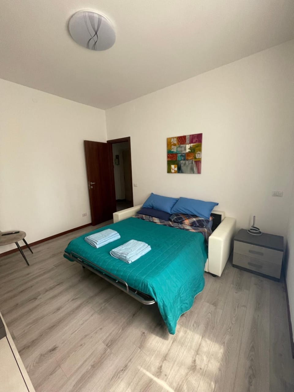 Bed, Photo of the whole room, Bedroom, towels