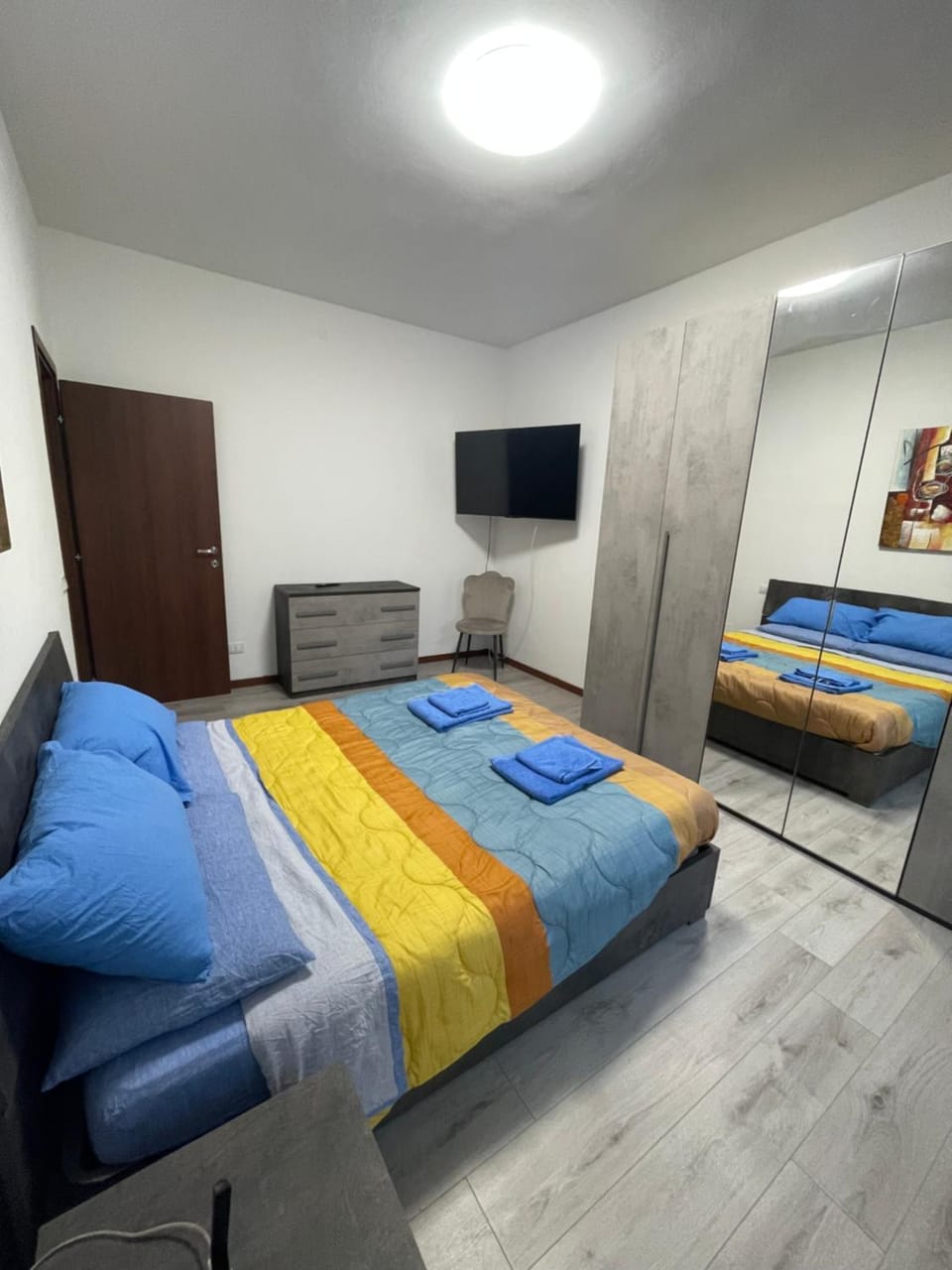 Bed, TV and multimedia, Photo of the whole room, Bedroom, locker, towels, wardrobe