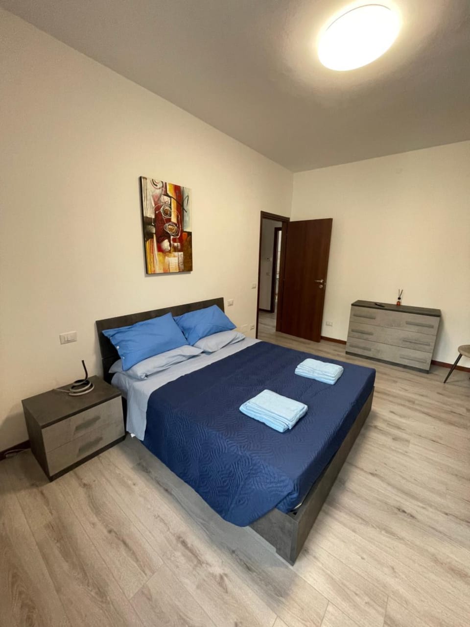 Bed, Photo of the whole room, Bedroom, locker, towels